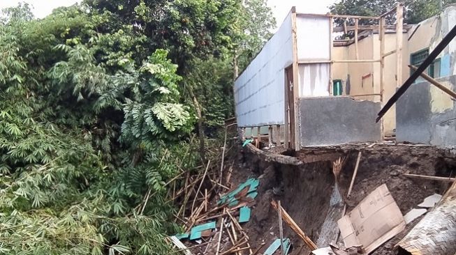 Tak Dapat Bantuan, Begini Kondisi Para Korban Rumah Amblas di Serang