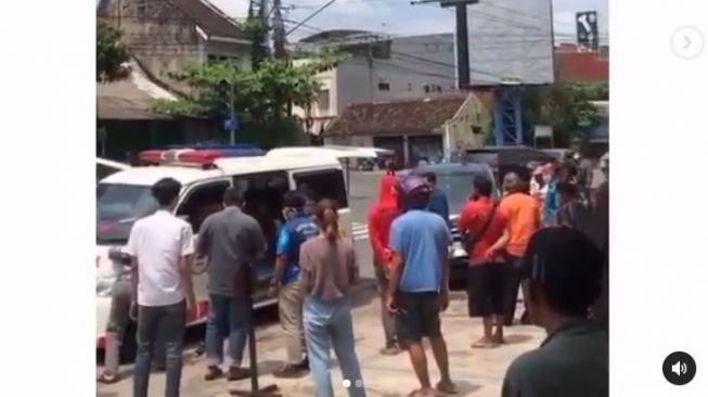 Ambulans jadi sasaran seruduk Honda CR-V di sebuah persimpangan (Instagram)