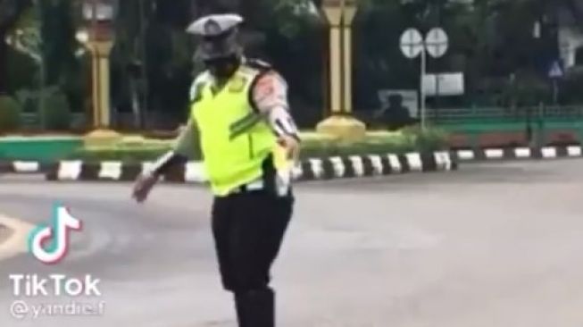 Aksi seorang polisi ingin membantu menyeberangkan menjadi sorotan (Instagram)