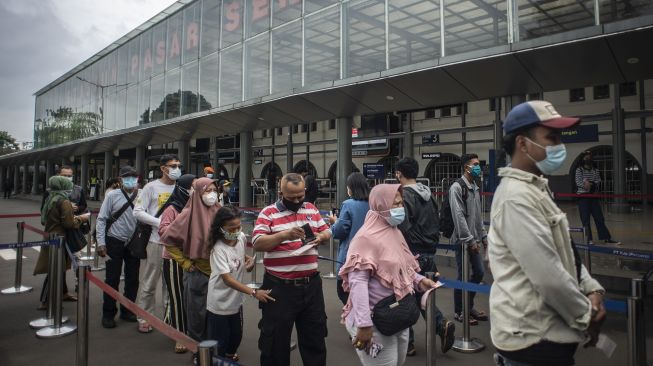 Sejumlah calon penumpang kereta api antre untuk mengikuti tes cepat GeNose C19 atau Antigen di Stasiun Pasar Senen, Jakarta, Jumat (12/2/2021). [ANTARA FOTO/Aprillio Akbar]