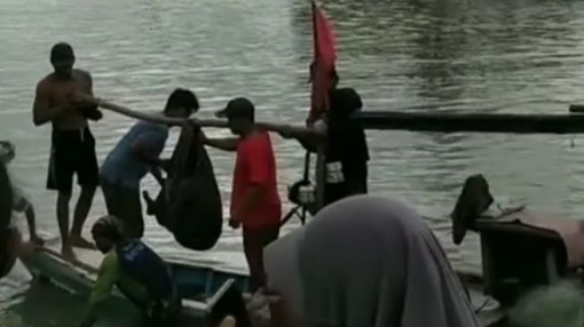 Evakuasi Nenek Suniah yang diterkam buaya di Muara Cibanua, Taman Jaya [BantenHits/Istimewa].
