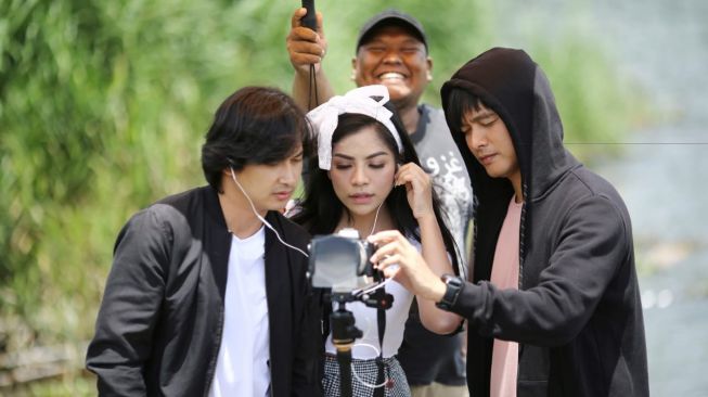 Vebrie Verona syuting video klip di Bali. [Instagram]