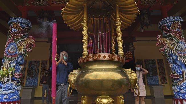 Warga keturunan Tionghoa melakukan sembahyang saat sembahyang saat perayaan Tahun Baru Imlek 2572 di Vihara Avalokitesvara di Kasemen, Serang, Banten, Jumat (12/2/2021). [ANTARA FOTO/Asep Fathulrahman]