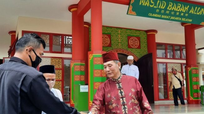 Pendiri Masjid Babah Alun Desari, Muhammad Jusuf Hamka membagikan angpao pada perayaan Tahun Baru Imlek 2021, Jumat (12/2/2021) (ANTARA/Laily Rahmawaty)