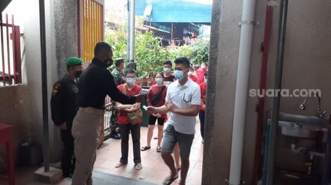 Penerapan prokes Covid-19 saat ibadah perayaan Imlek di Vihara Dharma Bhakti, Glodok, Jakbar. (Suara.com/Yaumal)