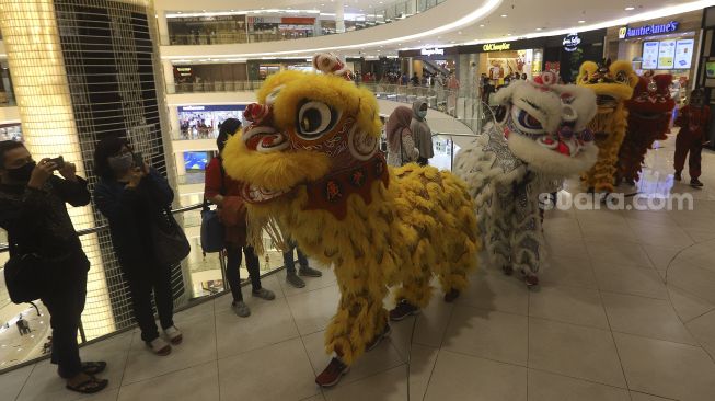 Barongsai beraksi menghibur pengunjung dalam pertunjukan "Barongsai Spectacles" di Mal Senayan City, Jakarta, Jumat (12/2/2021). [Suara.com/Angga Budhiyanto]