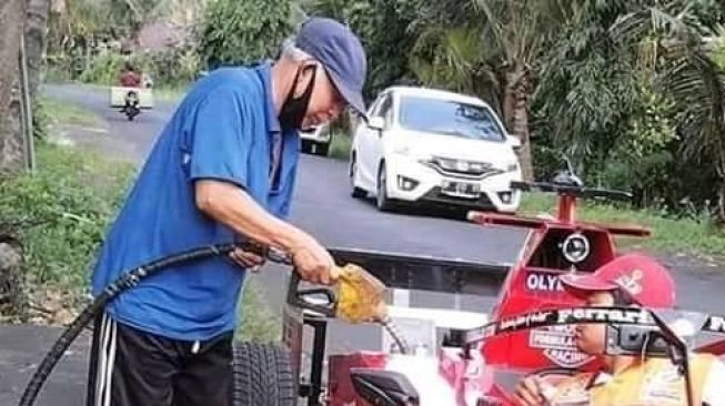 Cuma Indonesia yang Punya, Mobil F1 Isi Bensin Premium di Pinggir Jalan