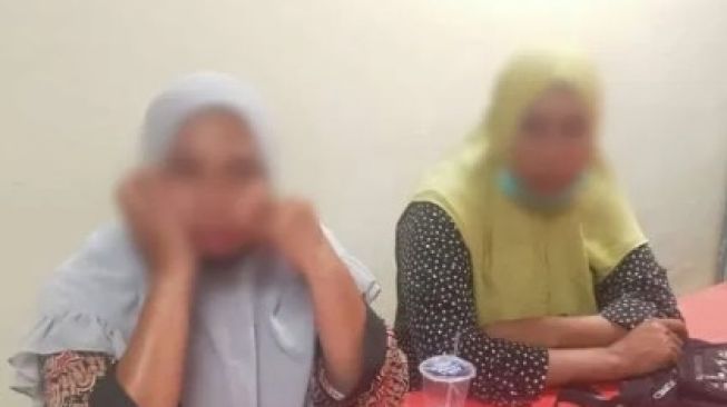 Viral! Perempuan Ngutil Sembunyikan Susu Dalam Rok Akhirnya Tertangkap