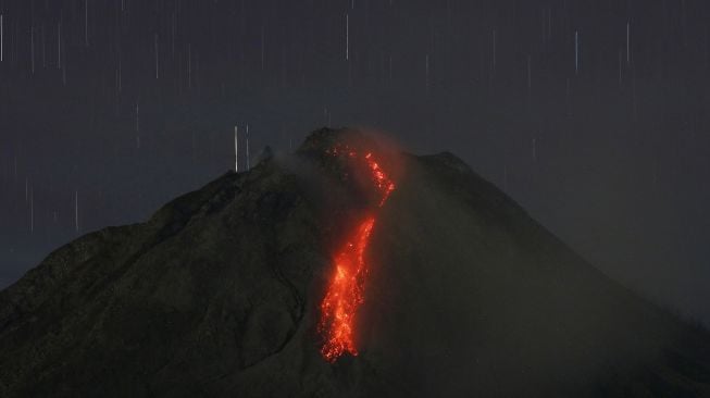 Guguran lava dari puncak Gunung Sinabung terlihat dari Desa Tiga Kicat, Kecamatan Simpang Empat, Karo, Sumatera Utara, Jumat (12/2/2021). [ANTARA FOTO/Edy Regar]