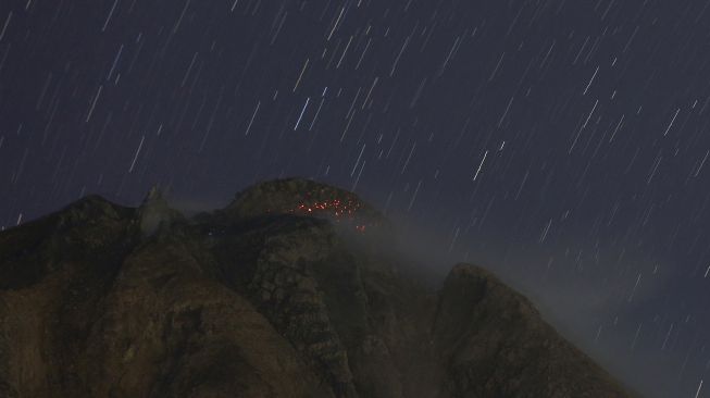 Guguran lava dari puncak Gunung Sinabung terlihat dari Desa Tiga Kicat, Kecamatan Simpang Empat, Karo, Sumatera Utara, Jumat (12/2/2021). [ANTARA FOTO/Edy Regar]