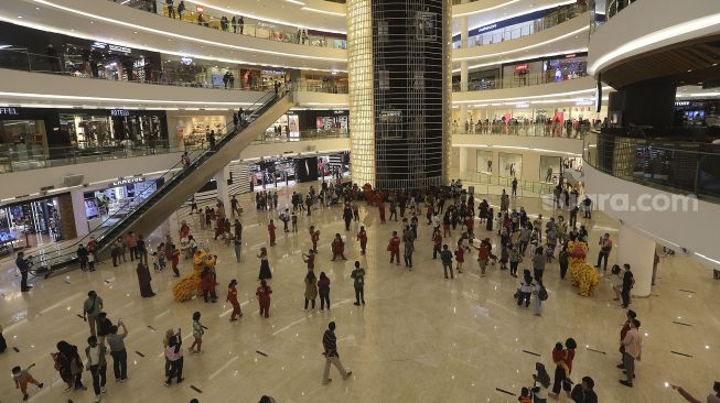 Barongsai beraksi menghibur pengunjung dalam pertunjukan "Barongsai Spectacles" di Mal Senayan City, Jakarta, Jumat (12/2/2021). [Suara.com/Angga Budhiyanto]