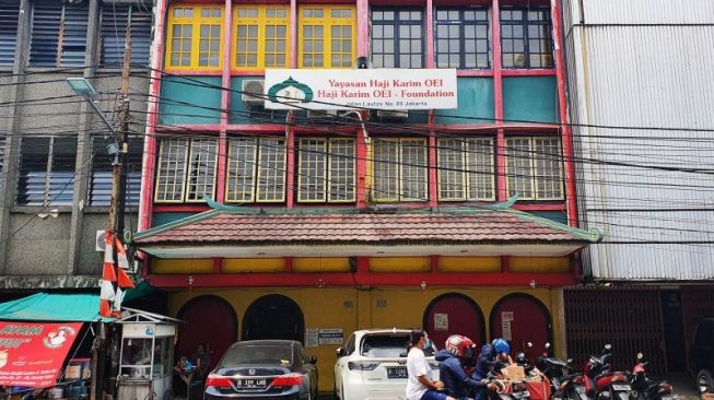 Bangunan Masjid Lautze yang berbaur dengan kompleks ruko pecinan di Jalan Lautze nomor 87- 89, Pasar Baru, Jakarta Pusat, Kamis (11/2/2021). [ANTARA/Livia Kristianti]