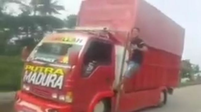 Viral Aksi Pria Bergelantungan di Atas Truk, Endingnya Tak Terduga