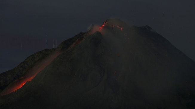 Guguran lava dari puncak Gunung Sinabung terlihat dari Desa Tiga Kicat, Kecamatan Simpang Empat, Karo, Sumatera Utara, Jumat (12/2/2021). [ANTARA FOTO/Edy Regar]