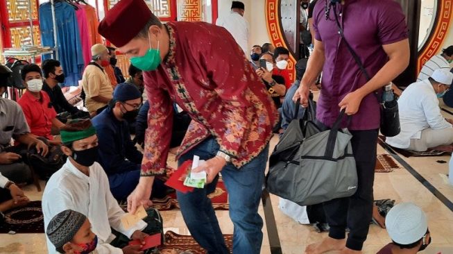 Pendiri Masjid Babah Alun Desari Bagi-bagi Angpao