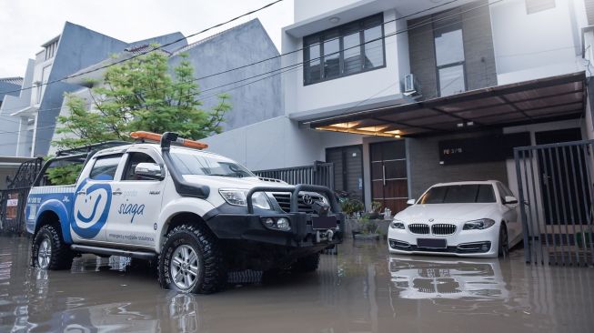 Perhatikan air naik yang tersebut cepat sehingga perlu penanganan menyeluruh berhadapan dengan mobil terdampak banjir [Dok Asuransi Astra].