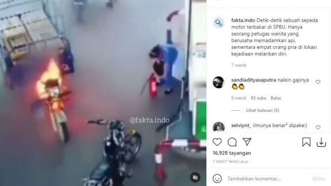 Aksi wanita pegawai SPBU yang memadamkan api pada sepeda motor yang terbakar. (Instagram/fakta.indo)