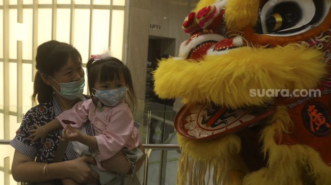 Barongsai beraksi menghibur pengunjung dalam pertunjukan "Barongsai Spectacles" di Mal Senayan City, Jakarta, Jumat (12/2/2021). [Suara.com/Angga Budhiyanto]