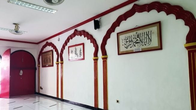 Ornamen interior Masjid Lautze Pasar Baru, Jakarta Pusat, mengikuti ornamen bangunan Tiongkok, Kamis (11/2/2021). [ANTARA/Livia Kristianti]