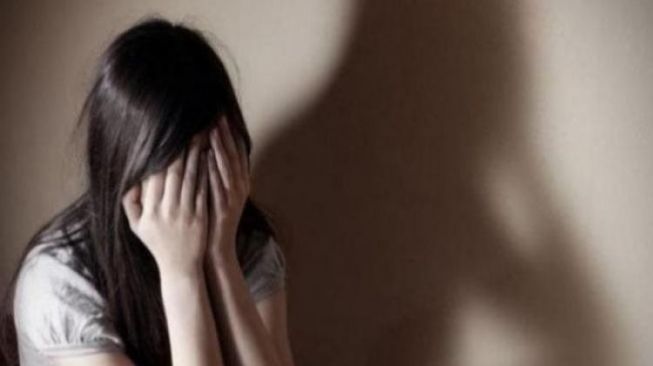 Kelakuan Cabul Ayah Tiri Terungkap Gegara Foto Bugil di HP