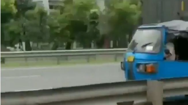 Viral Sopir Bajaj Nekat Lawan Arus di Jalan Tol, Pemobil: Sudah Gila Pak!