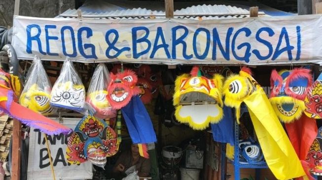 Pengrajin Topeng Barongsai Sedih Penjualan Menurun di Hari Imlek