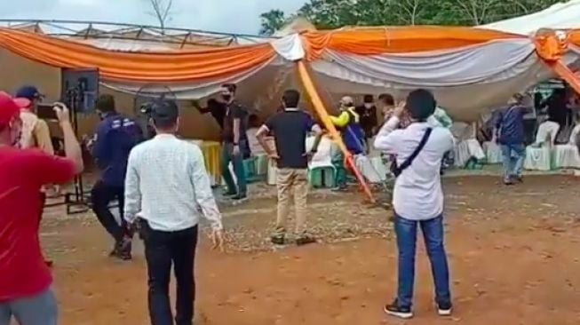 Tenda Acara Peletakkan Batu Pertama Hotel Roboh, Tamu Undangan Kocar-Kacir