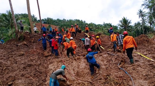 Anjing Pelacak Dikerahkan Cari Korban Tanah Longsor di Kebumen