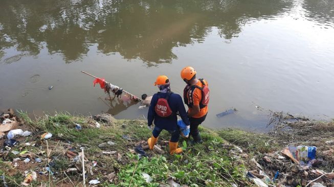 Main di Tepi Kali Bekasi, Seorang Bocah Kaget Temukan Mayat Mengambang