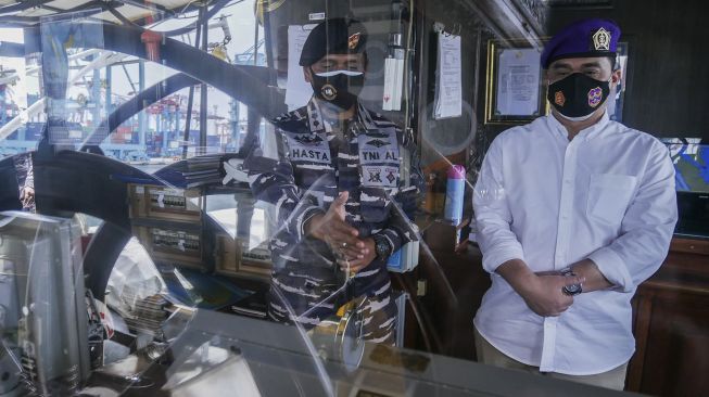 Wakil Gubernur DKI Jakarta Ahmad Riza Patria (kanan) mengamati salah satu bagian KRI Dewaruci saat wisata sejarah bahari di Dermaga JICT, Tanjung Priok, Jakarta, Sabtu (13/2/2021). [ANTARA FOTO/Rivan Awal Lingga]