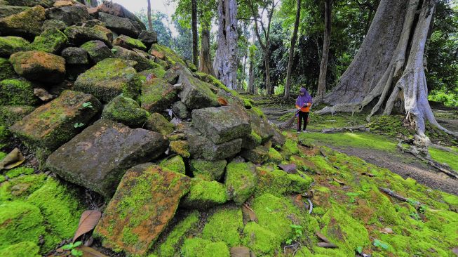 Juru pelihara Candi Koto Mahligai menyapu bagian dalam situs di Kawasan Percandian Muarajambi, Muarojambi, Jambi, Sabtu (13/2/2021). [ANTARA FOTO/Wahdi Septiawan]