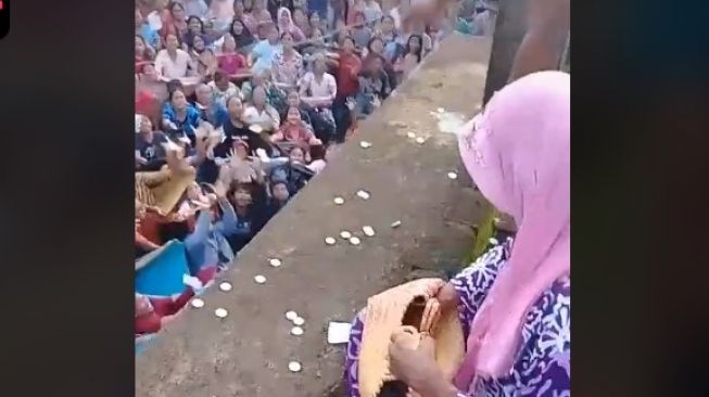 Viral Warga Bagi-bagi Uang dari Rumah Bertingkat, Warganet Ribut