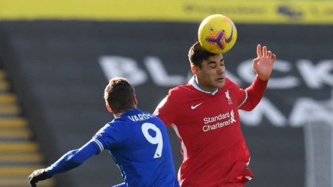 Striker Leicester City Jamie Vardy (kiri) berebut bola di udara dengan bek Liverpool Ozan Kabak dalam lanjutan Liga Inggris di King Power Stadium. Paul ELLIS / POOL / AFP