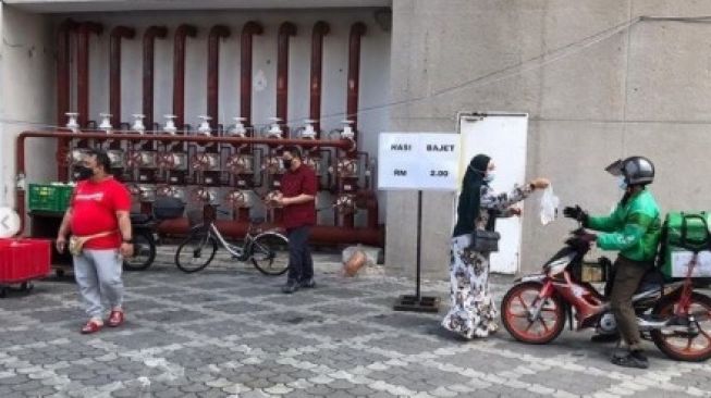 Hotel bintang 5 banting stir jualan nasi rames di pinggir jalan. (Instagram/@hattenhotel)