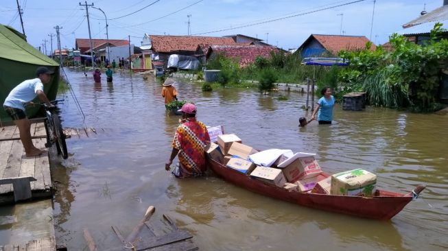 Banjir Pantura, BRI Bangun Posko dan Salurkan Sembako untuk Korban Banjir