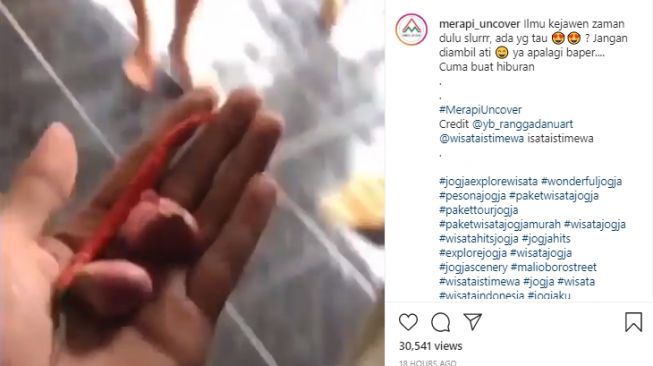 Video pemuda hentikan hujan dengan bawang merah dan cabai. - (Instagram/@merapi_uncover)