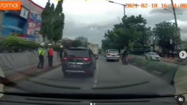 Pemotor terekam kamera dashcam menghindari razia polisi (Instagram)