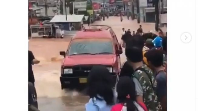 Isuzu Panther terjang banjir dengan mudahnya (Instagram)