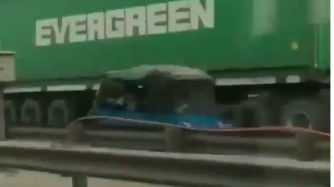 Bajaj nekat lawean arus di jalan tol (Instagram)