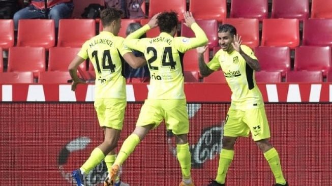 Striker Atletico Madrid Angel Correa (kanan) merayakan golnya ke gawang Granada bersama rekan setimnya dalam pertandingan Liga Spanyol di Nuevo Los Carmenes stadium. JORGE GUERRERO / AFP