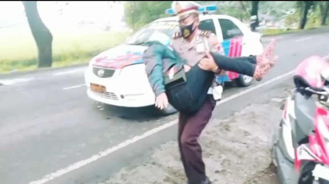 Superman! Detik-detik Polisi Sragen Membopong Ibu Hamil Jatuh di Lubang