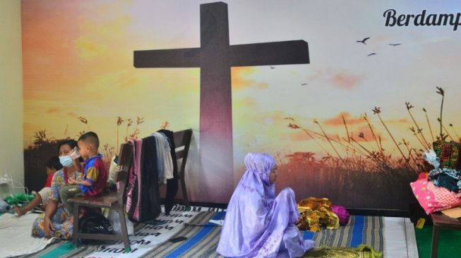 Jadi Lokasi Pengungsian Banjir, Ini Potret Adem Warga Kudus Salat di Gereja