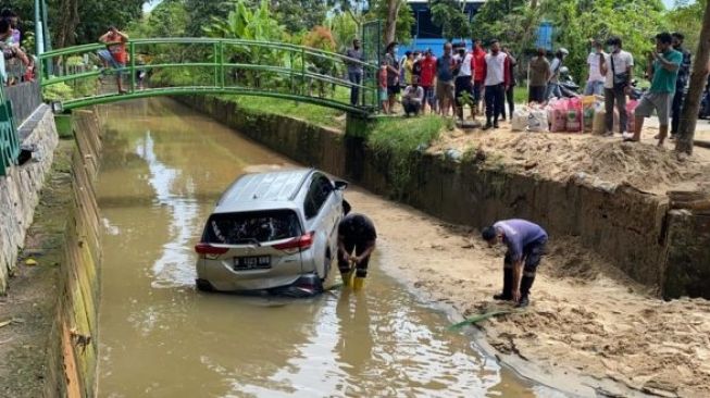 Sopir Ngantuk, Toyota Rush Nyemplung ke Parit Ringroad Balikpapan Selatan