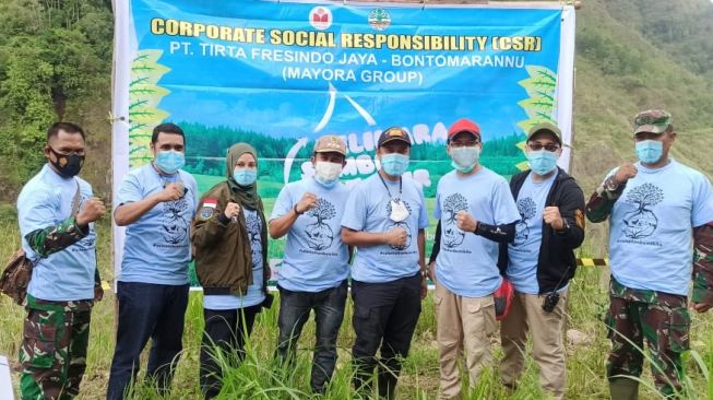 Gerakan menanam pohon dari Le Minerale untuk menjaga pasokan air di bumi agar tetap berkelanjutan. [dokumentasi pribadi]