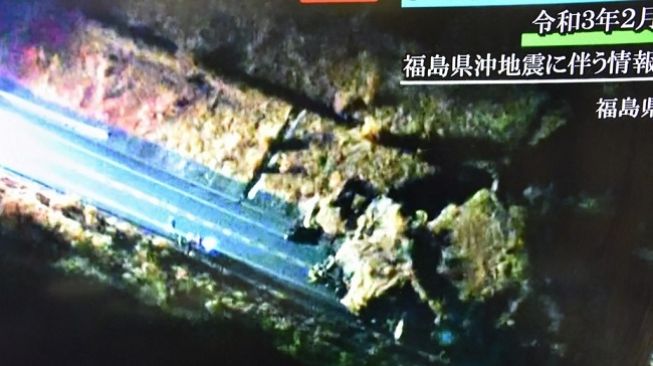 Bidik layar video penampakan sebuah jalan bebas hampatan di Fukushima tertutup reruntuhan akibat gempa. (Foto: AFP)