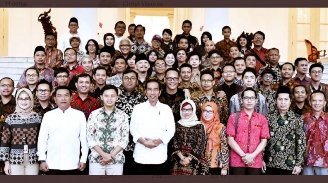 Viral Jokowi Foto Bareng Abu Janda, Istana: Itu Foto Lama