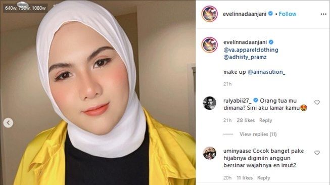 Potret terbaru Evelyn Nada Anjani pakai hijab. (Instagram/@evelinnadaanjani)