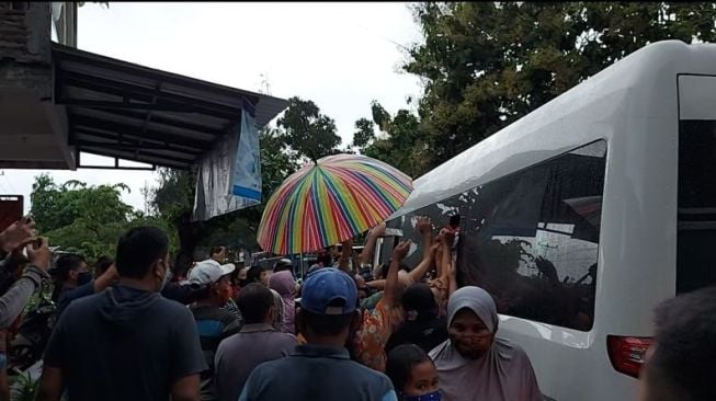 Warga Berkerumun Ambil Beras dan Minyak dari Jokowi Dekat Pemakaman