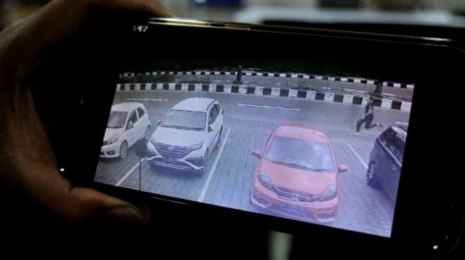 Petugas menunjukkan rekaman CCTV proses kaburnya Daftar Pencarian Orang (DPO) warga negara Rusia Andrei Kovalenka alias Andrew Ayer di Kantor Imigrasi Kelas I Khusus TPI Ngurah Rai, Badung, Bali, Sabtu (13/2/2021). [ANTARA FOTO/Fikri Yusuf]