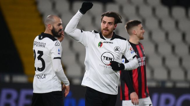 Bek Spezia Simone Bastoni (Belakang kanan) merayakan gol dalam pertandingan sepak bola Serie A Italia Spezia vs AC Milan pada 13 Februari 2021 di stadion Alberto-Picco di La Spezia. Marco BERTORELLO / AFP